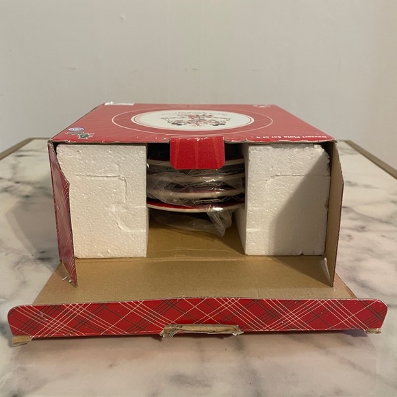 NIB Set of 4 Disney “A Holiday Celebration” Appetizer Dessert Plates - Picture 10 of 11